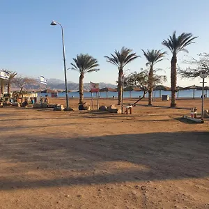 אתר קמפינג Red Sea Beach Caravan - קרוואן על חוף הים האדום, אילת